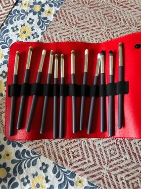 12-Piece Eyeshadow Brush Set in Red Case